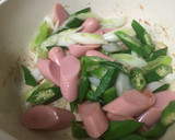 オクラと魚肉ソーセージの梅炒め作り方3写真