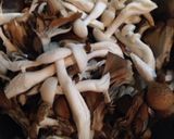 鶏もも肉&新じゃがのガリバタきのこ炒め作り方1写真
