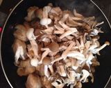 鶏もも肉&新じゃがのガリバタきのこ炒め作り方7写真