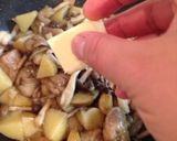 鶏もも肉&新じゃがのガリバタきのこ炒め作り方10写真
