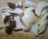 エリンギ 玉ねぎ 豚ヒレの ケチャ煮込み作り方1写真