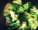 ブロッコリーと牛肉のコンソメ炒め作り方1写真