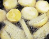 フィリピンのおやつ＊KAMOTE QUE作り方1写真