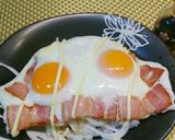 ランチに最適！新玉ねぎのベーコンエッグ丼作り方3写真