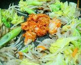 簡単！豚キムチの焼きうどん作り方3写真