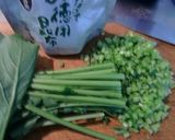 カブの茎・玉ねぎ・塩昆布で、手軽に一品作り方1写真