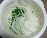 カブの茎・玉ねぎ・塩昆布で、手軽に一品作り方2写真