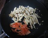 スモークサーモンとキノコのクリームパスタ作り方3写真