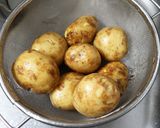 春の味！新じゃがの甘辛ゴマ和え作り方1写真