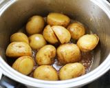 春の味！新じゃがの甘辛ゴマ和え作り方5写真