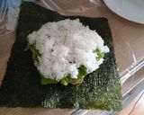 本日のおにぎらず「ピリ辛焼肉とサンチュ」作り方4写真