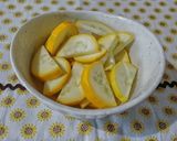 ズッキーニととろろ昆布の味噌汁作り方1写真