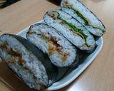 本日のおにぎらず「ピリ辛焼肉とサンチュ」作り方6写真