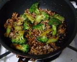 ブロッコリーと豚ひき肉のピリ辛味噌炒め作り方4写真