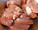 豚ヒレ肉の米粉カレー炒め。作り方1写真