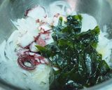 ★旬！新玉葱とタコの若布ナムル作り方1写真