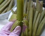 ふきの下準備と油炒め。作り方2写真