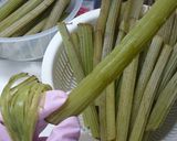 ふきの下準備と油炒め。作り方3写真