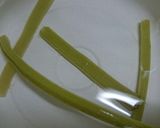 ふきの下準備と油炒め。作り方4写真