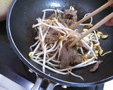 牛肉と大豆もやしのすき焼き風☆生卵で作り方3写真