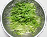 空芯菜新芽と新玉葱☆えごま油＆おかか和え作り方2写真