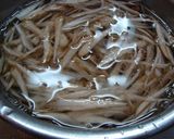 麺つゆで簡単！鶏ひき肉とごぼうの柳川風丼作り方1写真