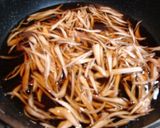 麺つゆで簡単！鶏ひき肉とごぼうの柳川風丼作り方2写真