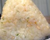 シャケフレークで簡単うまうまおにぎり作り方5写真