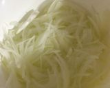 新玉ねぎとちくわのサラダ作り方1写真