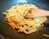 ☆フキとにんじんのピリ甘辛炒め煮☆作り方2写真