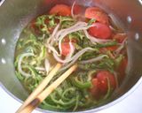 鶏ひき肉と　トマト　もやしの中華スープ♪作り方4写真