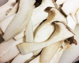 チキンとエリンギのバター醤油炒め作り方1写真