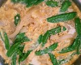ゴマ香る♪絹さやと鶏挽き肉の親子丼♪作り方3写真