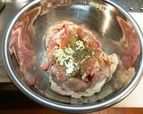 フライパンで創作和風ソースのハーブチキン作り方1写真