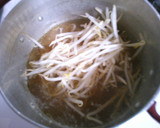 簡単節約！もやしとワカメ豆腐の中華スープ作り方1写真