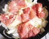 フライパンで鶏肉と玉ねぎの生姜炒め煮作り方2写真