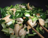 簡単！鶏ムネ肉と小松菜の味噌マヨ炒め作り方5写真