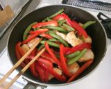 鶏肉スナップえんどうパプリカのケチャ炒め作り方7写真