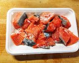鮭の具沢山！にんにくバターポン酢炒め作り方3写真