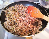 黒酢黒胡麻黒胡椒☆黒いレタス炒飯！作り方5写真