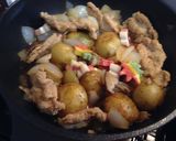 揚げじゃがで風味アップ！肉なしじゃが煮作り方6写真