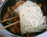 ランチに簡単！　バター醤油の焼きうどん♪作り方5写真