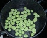 そら豆と鶏もも肉の塩炒め作り方1写真