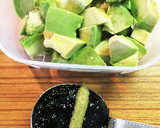 アボカドと海苔の佃煮の和え物作り方1写真