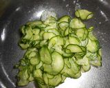 豚こま肉ときゅうりの炒め物作り方1写真