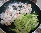 シンプルだけど絶品◆海老とセロリの塩炒め作り方3写真