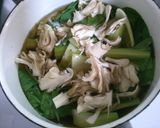 簡単！朝食 チンゲン菜と舞茸の お吸い物作り方3写真