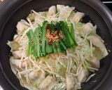 超簡単で美味しい！塩餃子鍋【もつ鍋風】作り方5写真