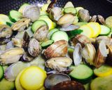 アサリとズッキーニのトマトソースパスタ作り方2写真