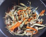 牛蒡と豚肉のごま酢きんぴら乗せ塩ラーメン作り方4写真